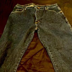 Wrangler Jeans, Mens, Size 42 x 30. Dark wash color & Regular fit.